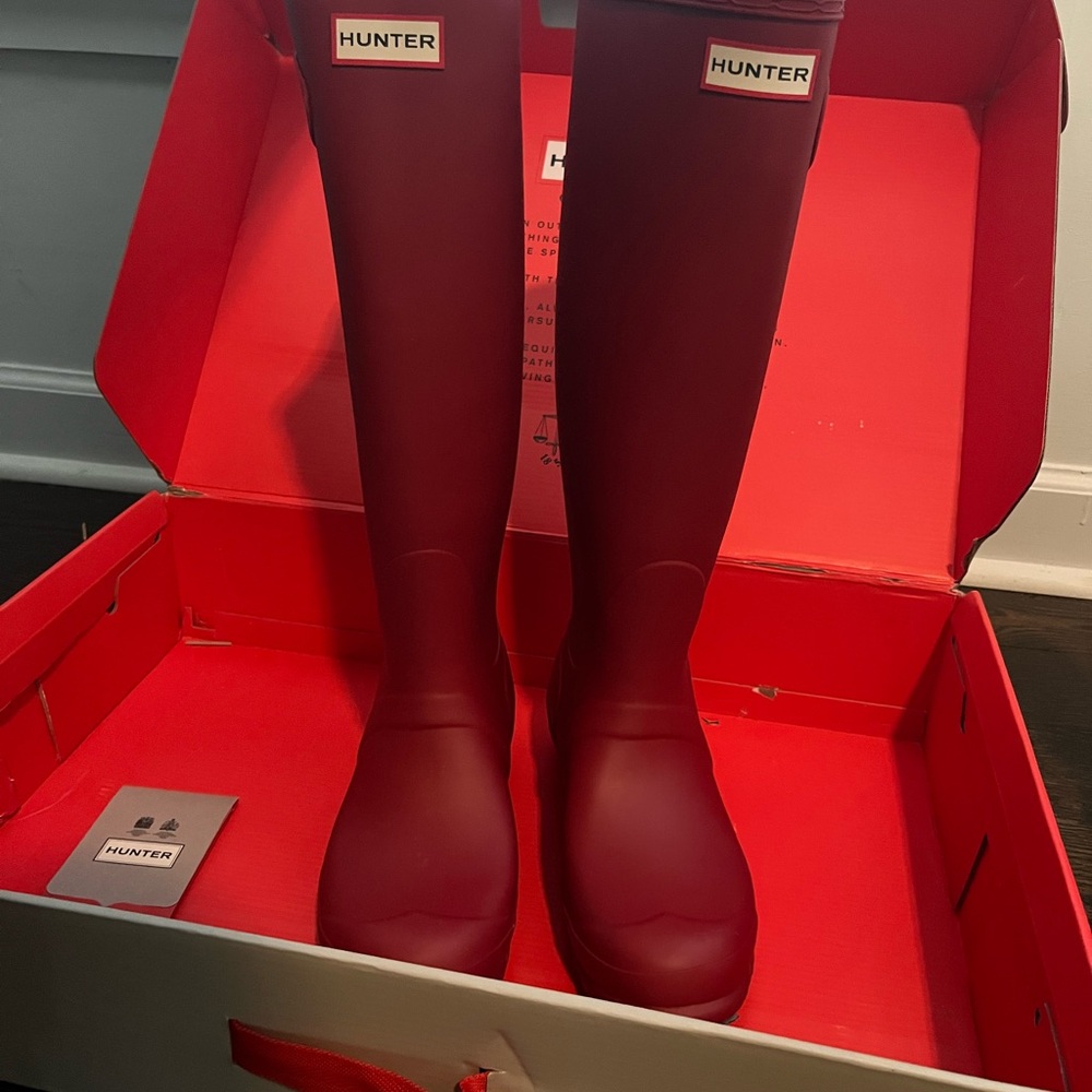 NEW red Hunter rain boots new in box size 8